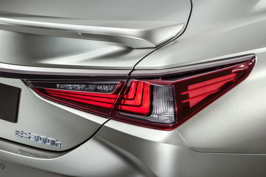 Детали экстерьера Lexus ES300h F-Sport 2018 года  (WW) (фото 9 из 46)